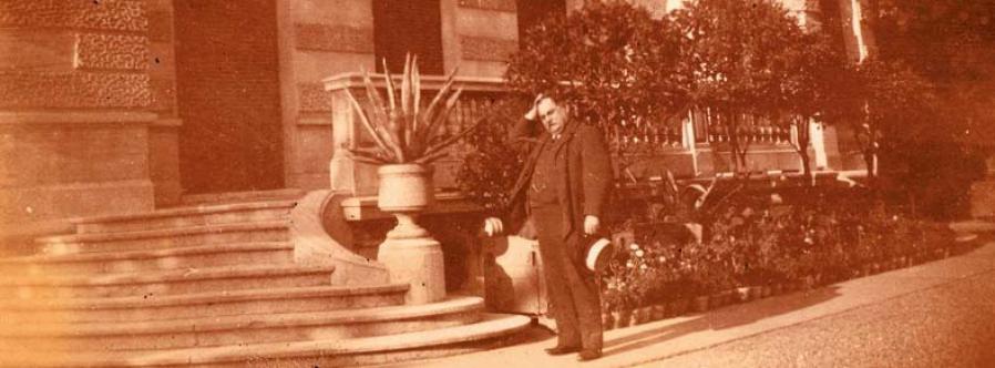 Albert Raymond na frente da mansão histórica da família