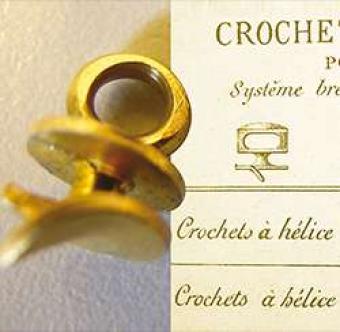 Colchete em hélice dourado